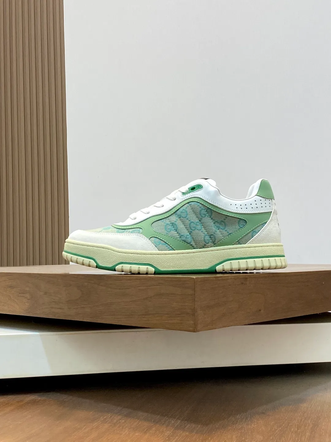 Men's Shoes 💰660 𝐆𝐮𝐜𝐜𝐢 𝐑𝐞-𝐖𝐞𝐛 As the first sneaker created by Sabato De Sarno for Gucci, the Re-Web series reinterprets the brand's classic stripes and sets off the modern silhouette design with bold and unique details. These shoes are crafted from white leather. This new sneaker is ingeniously decorated with many of the brand's classic details, and is equipped with a bright red and green webbing tongue, which will make people fall in love at first sight. White leather treated with a special process for softness and luster, with an embossed grainy texture. Script Gucci logo and interlocking G web label with Interlocking G and script Gucci logo. Rubber outsole with interlocking G detail eyelets. Web tongue. Size: 39-44 (customized for sizes 38 and 45)